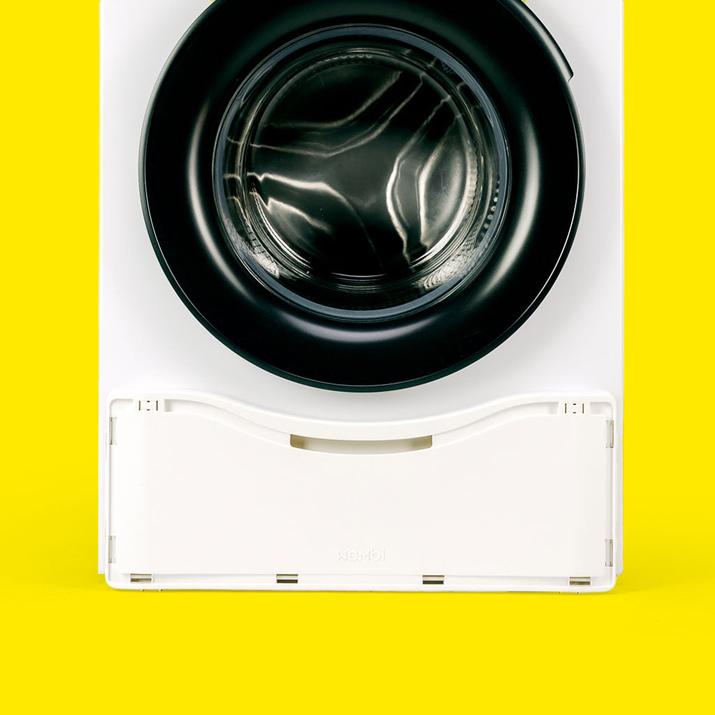 Panier à linge qui se stock contre la machine a laver grace a ses aimants