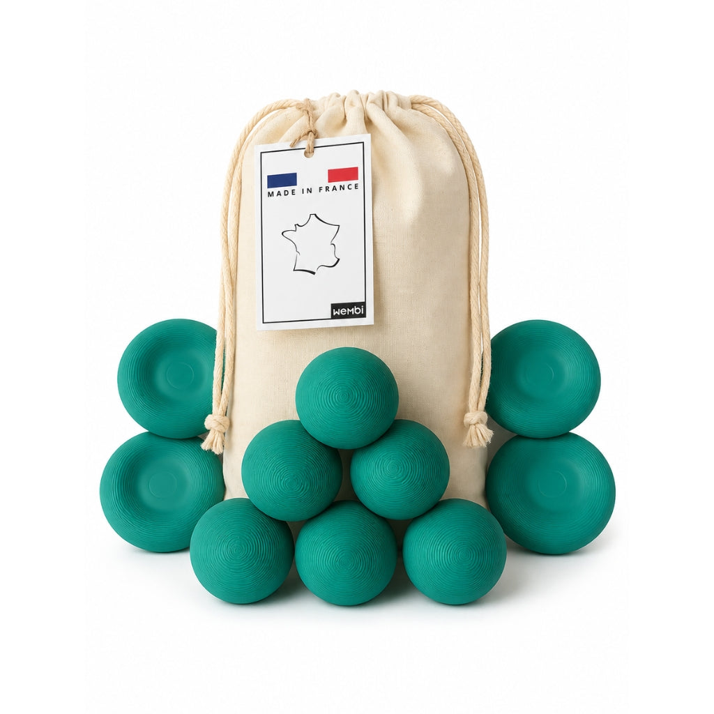 #lang:en Wembi laundry kit with 6 laundry balls and 4 laundry discs made in France, presented in a reusable cotton bag to improve laundry movement during the wash cycle.