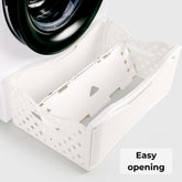 Foldable and removable magnetic plastic laundry basket, attaches against the washing machine with easy closing and an elegant white design. MADE IN EU. 