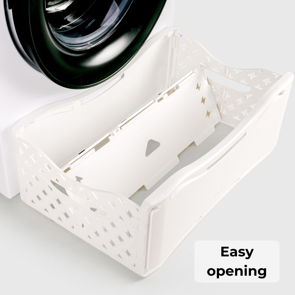 Foldable and removable magnetic plastic laundry basket, attaches against the washing machine with easy closing and an elegant white design. MADE IN EU. 