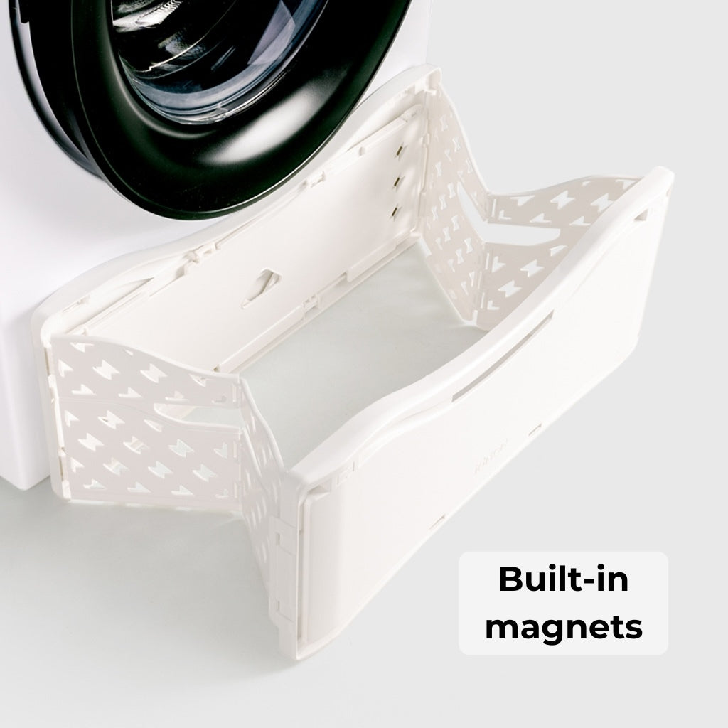 Foldable magnetic laundry basket, attaches against the washing machine, lightning-pattern side panels and integrated magnets. MADE IN EU. 