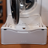 panier a linge pliable stocké directement contre machine a laver